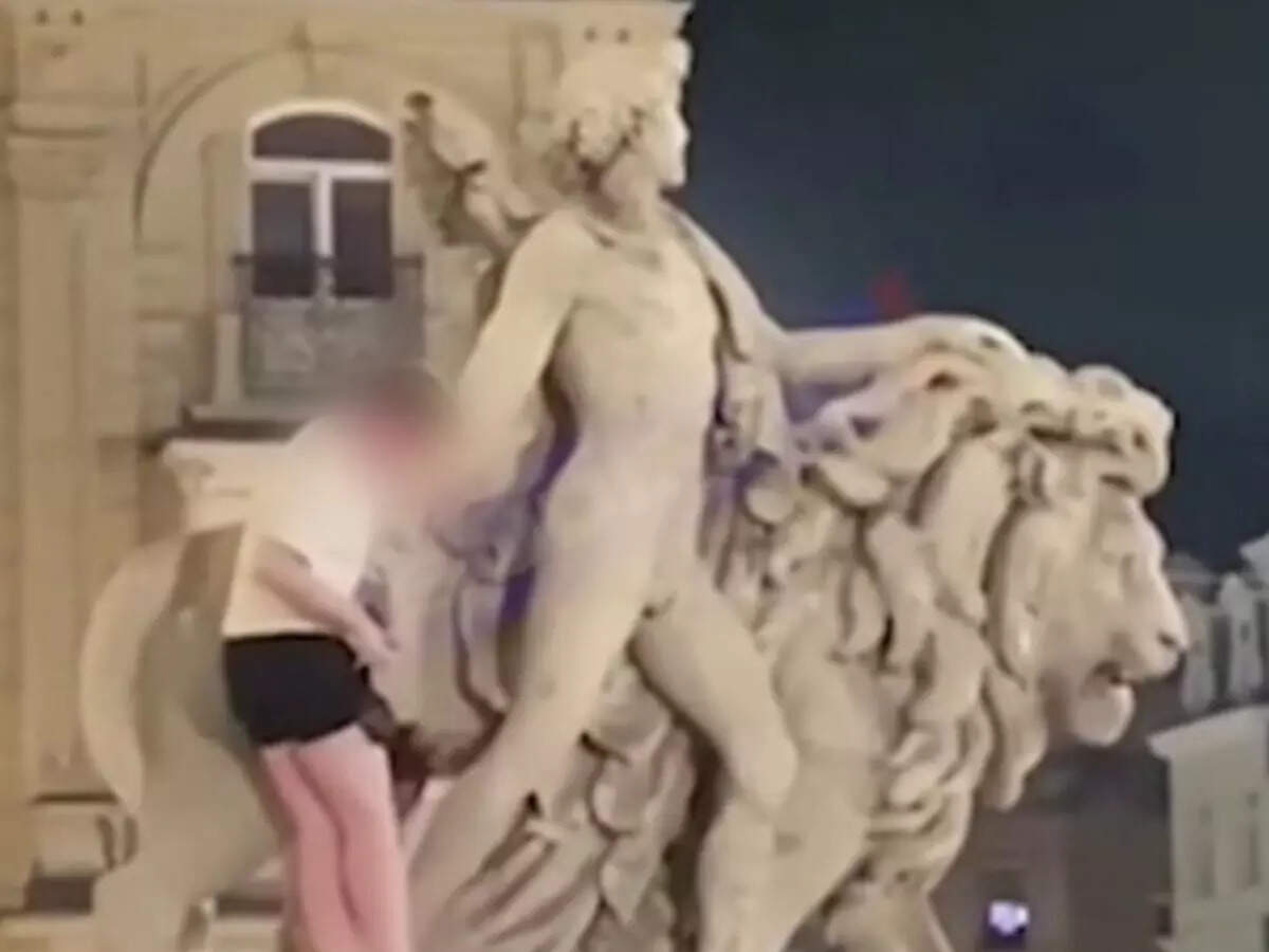 statue