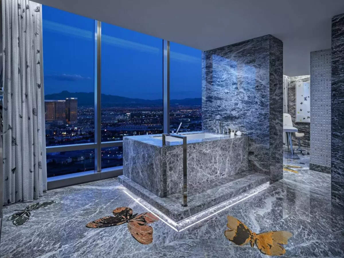 Palms_DamienHirst_UpstairBathSouth_v4
