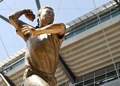 Shane Warne immortalised in bronze