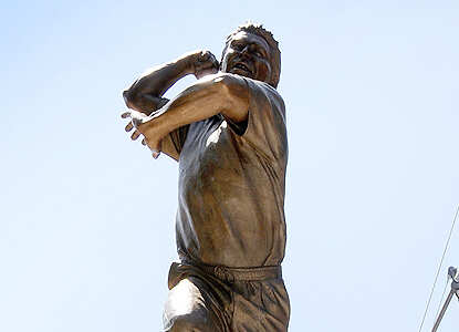 Shane Warne immortalised in bronze