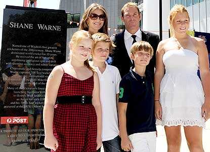 Shane Warne immortalised in bronze