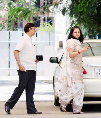 Well-wishers throng to see Vilasrao