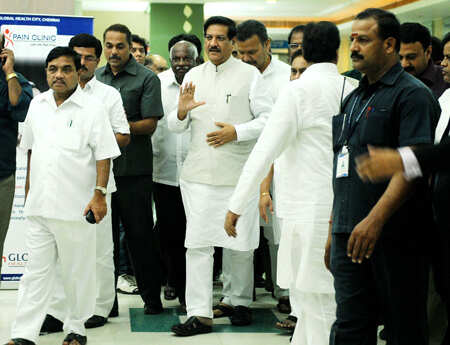 Well-wishers throng to see Vilasrao