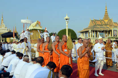 Cambodians mourn former king in funeral procession