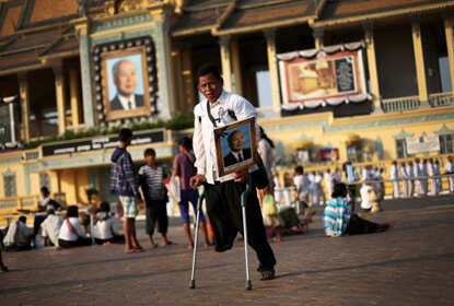 Cambodians mourn former king in funeral procession