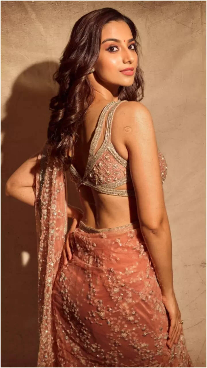 ​Ten mesmerizing awestruck photo shoots of @Meenakshiioffl in Saree