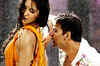 Akshay, Katrina romance in rain!